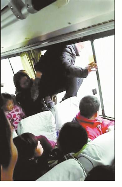 乘客因内急从车窗跳下 吓哭旁边小女孩