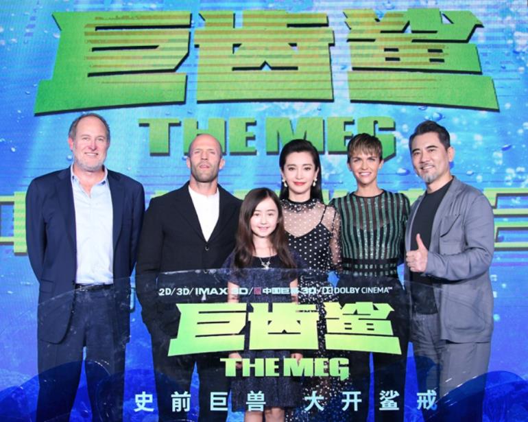 巨齿鲨中小女孩梅英扮演者蔡书雅是中英混血,还有个妹妹叫蔡书灵
