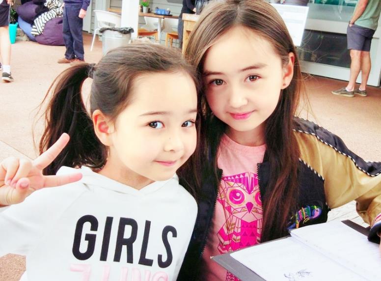 巨齿鲨中小女孩梅英扮演者蔡书雅是中英混血,还有个妹妹叫蔡书灵