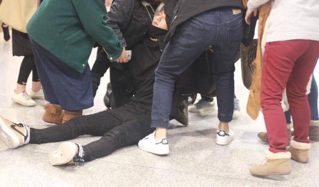 黄子韬机场呕吐并晕倒被紧急送医 整个人无意识