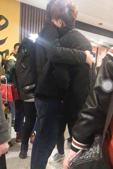 黄子韬机场呕吐并晕倒被紧急送医 整个人无意识