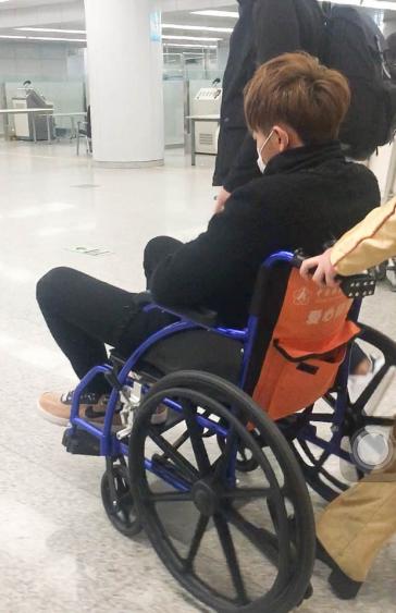 黄子韬机场呕吐并晕倒被紧急送医 整个人无意识
