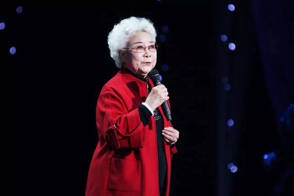 蔡明老公儿子照片资料,蔡明母亲田华的照片