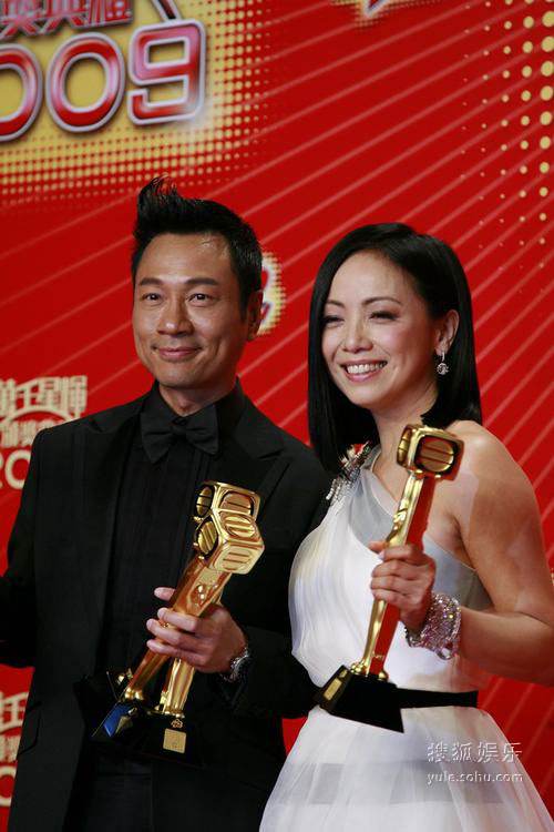 邓萃雯的现任老公是谁?邓萃雯万梓良下跪事件怎么回事