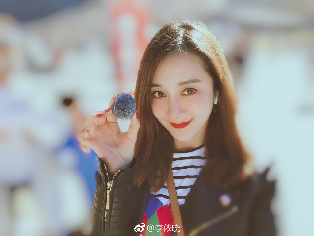 秦岚和李依晓长的一样对比图,李依晓结婚了吗老公是谁?