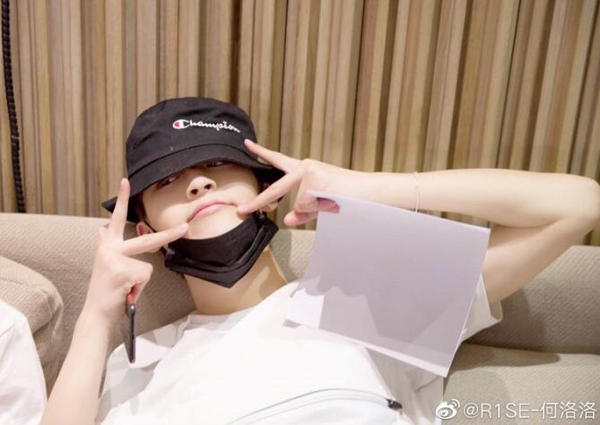 何洛洛为什么叫开少、徐一宁、赫萝,他在天天向上跳舞的歌曲啥名