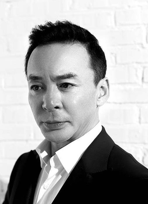 石文中的脸怎么了为什么样子怪,他的下巴是天生的吗?