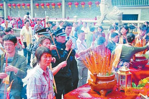 烧香看香火的吉凶图片,拜神烧香烧几根好?
