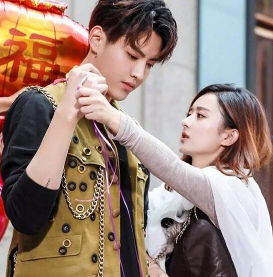 吴亦凡赵丽颖当年到底发生了什么,在521一个狂发微博一个狂删?