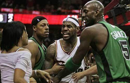 nba詹皇的母亲友妈门事件,詹皇在场上怒斥母亲