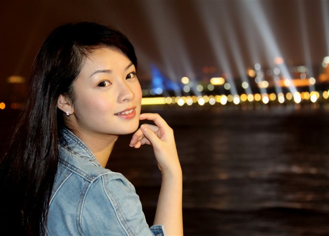 郑钤丹阿香的比基尼照片,郑钤丹的老公是谁?
