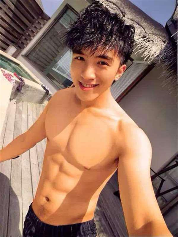 吴大伟帅气8块腹肌的照片图,吴大伟和妹妹生活照片