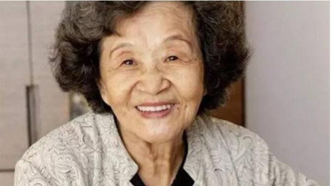 巫漪丽为什么去新加坡不回国,她一生未婚吗?