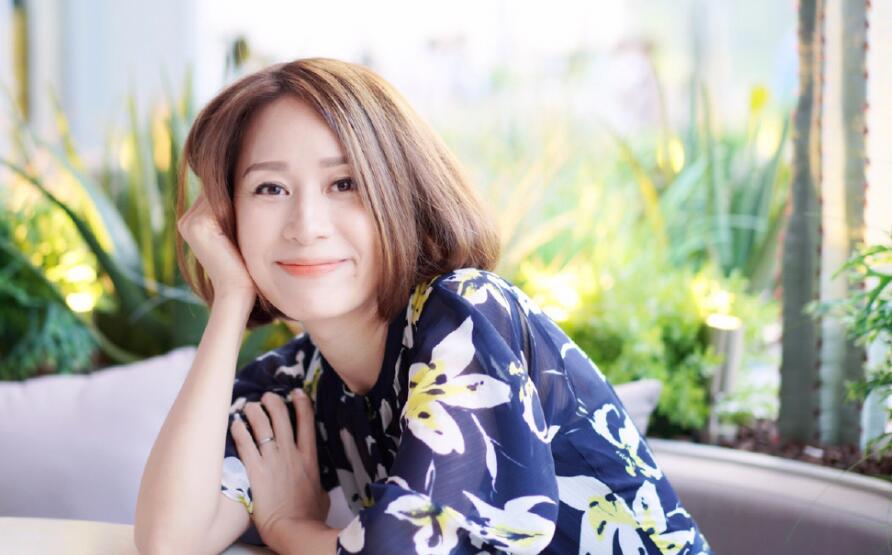 邝文珣年轻时的照片,她老公有钱吗身价多少