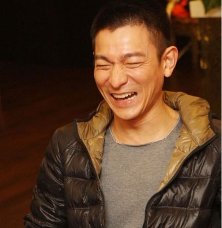 刘德华打保安救歌迷视频,刘德华现在有多少资产