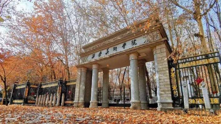 西安美院为什么有多拴马桩、石狮子,学校的正面大门不开是怎么回事?