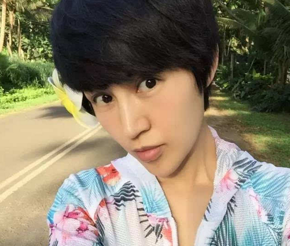 鲍蕾和鲍莉是亲姐妹吗?鲍蕾为什么总化浓妆