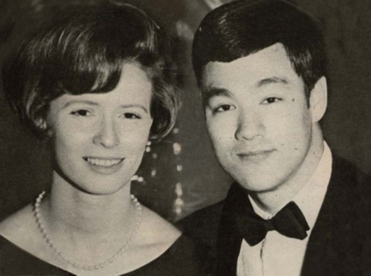 李小龙老婆琳达改嫁给谁了?李小龙老婆琳达依然活着!