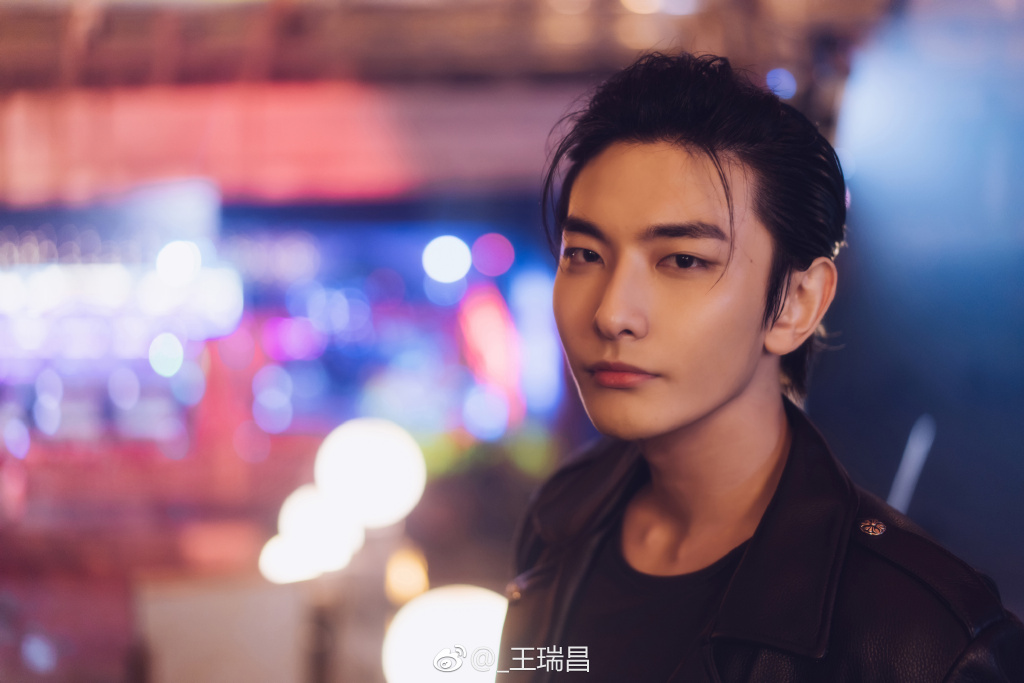 吊眼是狐狸眼吗?吊眼男人长什么样?