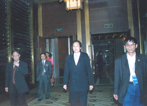 陈金飞和新欢杨采钰激吻图,陈金飞为什么入狱坐牢