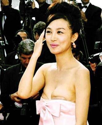 丰满女明星“俯身”走光瞬间