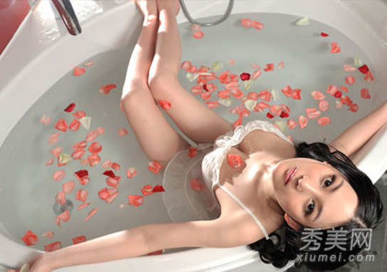 张馨予任人摸胸旧照流出 靠F巨胸上位史曝光