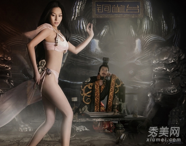 张馨予任人摸胸旧照流出 靠F巨胸上位史曝光