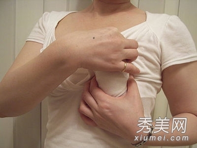 林志玲亲自示范如何丰胸 胸部非大不可