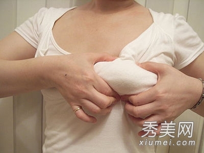 林志玲亲自示范如何丰胸 胸部非大不可