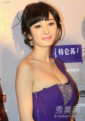 杨幂胸围傲人 完美胸部上升之谜揭秘