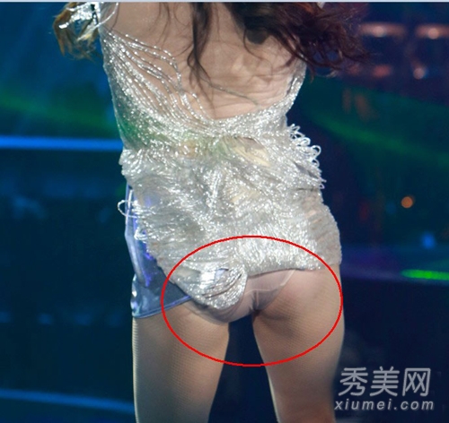 女星齐B短裙热舞走光 豪放露底是故意?