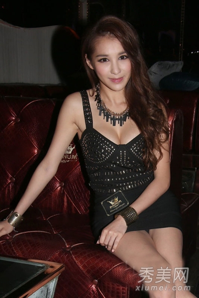 ����װ����˭����holdס �̵�Ů�ǵ���ȹ�����߹�