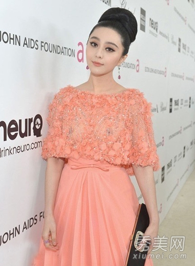 Ů����ս�޵���¶�� ���͸��װ¶