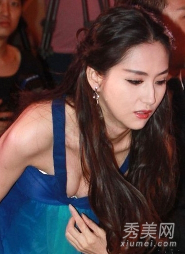 ����СS��־�� Ů�����߶��߹�¶��¶����