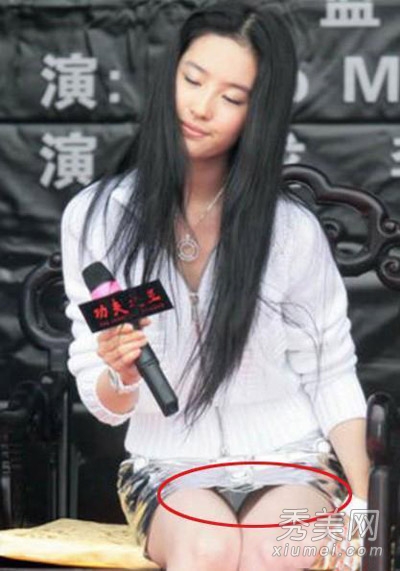 刘亦菲抛清纯形象 穿超短裙走光露底
