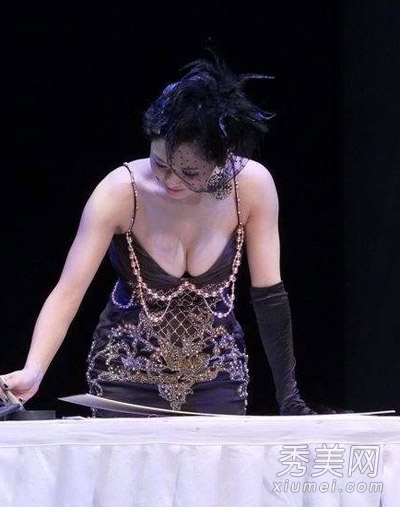 李湘柳岩巩俐 女星俯身美胸走光