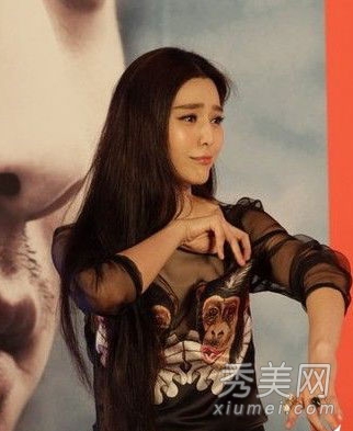 明星当众解内衣裤 豪放举动无下限