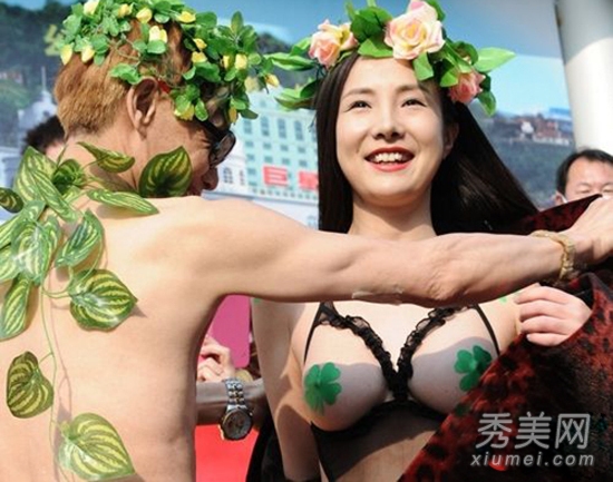 被当众撕衣走光任人看的10大女星