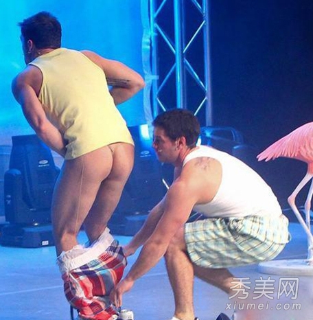 被当众撕衣走光任人看的10大女星