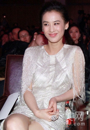 黄圣依成走光女王 胸贴底裤全露