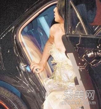 黄圣依成走光女王 胸贴底裤全露