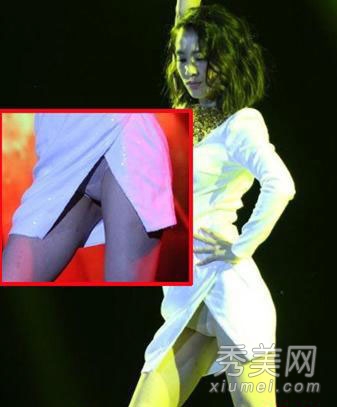 黄圣依成走光女王 胸贴底裤全露