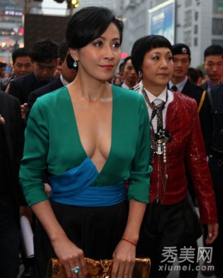 林志玲薄纱裙秀乳沟 明星低胸礼服拼胸器