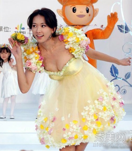 林志玲薄纱裙秀乳沟 明星低胸礼服拼胸器