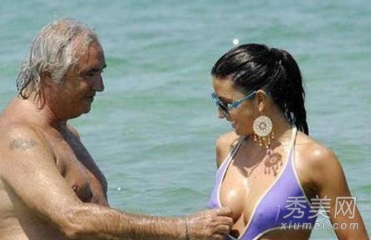 �Ż�����СS���� 10��Ů��Ϯ�����̵�