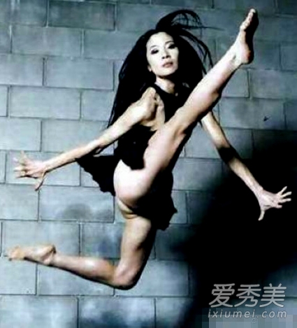 尺度好大!女星当众劈腿春光乍泄太香艳