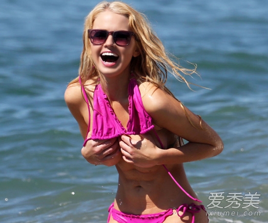 �������� Ů�Ǻ�����Ϸ�Ȼ��Ử�������