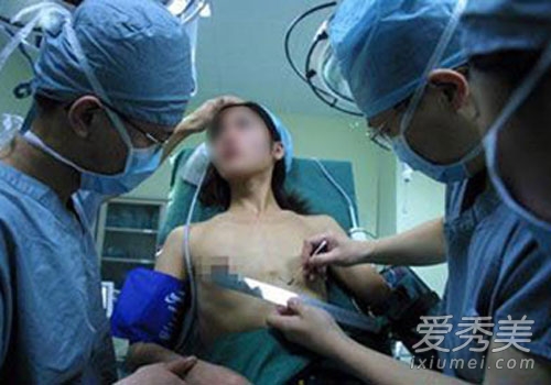 女子隆胸手术过程曝光 看完你还敢动刀吗?