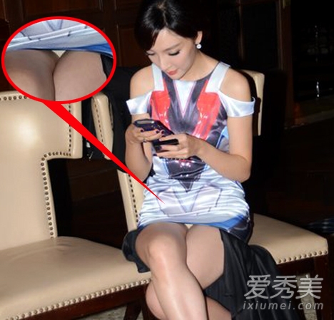 尺度好大!女星当众劈腿春光乍泄太香艳