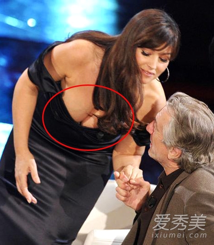 美女难逃咸猪手 中外女星被色狼袭胸摸臀瞬间